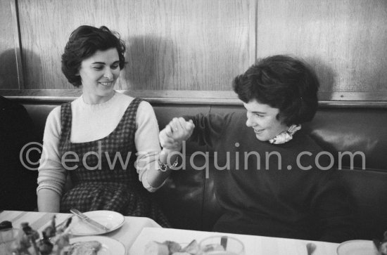 Lunch at the restaurant Blue Bar in Cannes. Lucia Bosè, Catherine Hutin. Cannes 1959. - Photo by Edward Quinn