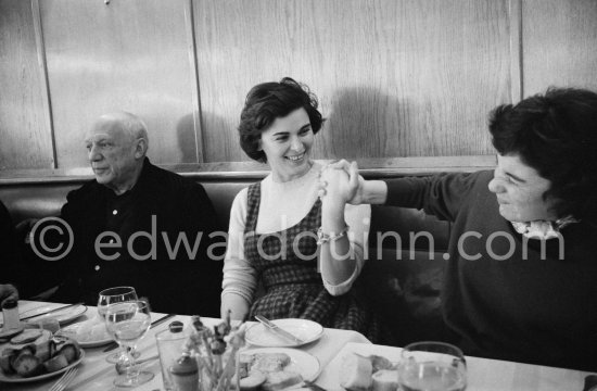 Lunch at the restaurant Blue Bar in Cannes. Pablo Picasso, Lucia Bosè, Louise Leiris. Cannes 1959. - Photo by Edward Quinn