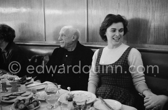 Lunch at the restaurant Blue Bar in Cannes. Pablo Picasso and Lucia Bosè. Cannes 1959. - Photo by Edward Quinn