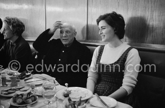 Lunch at the restaurant Blue Bar in Cannes. Pablo Picasso, Lucia Bosè, Louise Leiris. Cannes 1959. - Photo by Edward Quinn