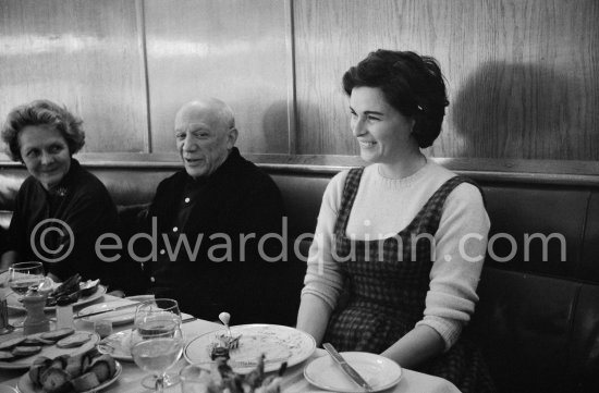 Lunch at the restaurant Blue Bar in Cannes. Pablo Picasso, Lucia Bosè, Louise Leiris. Cannes 1959. - Photo by Edward Quinn