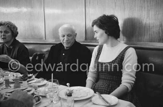 Lunch at the restaurant Blue Bar in Cannes. Pablo Picasso, Lucia Bosè, Louise Leiris. Cannes 1959. - Photo by Edward Quinn