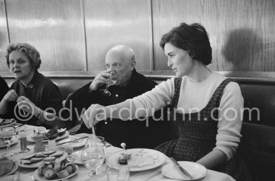 Lunch at the restaurant Blue Bar in Cannes. Pablo Picasso, Lucia Bosè, Louise Leiris. Cannes 1959. - Photo by Edward Quinn