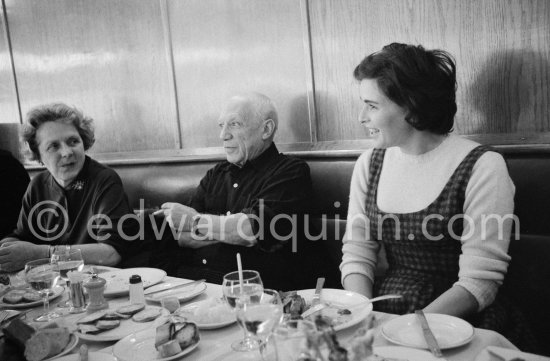 Lunch at the restaurant Blue Bar in Cannes. Pablo Picasso, Lucia Bosè, Louise Leiris. Cannes 1959. - Photo by Edward Quinn