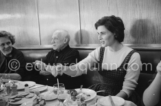 Lunch at the restaurant Blue Bar in Cannes. Pablo Picasso, Lucia Bosè, Louise Leiris. Cannes 1959. - Photo by Edward Quinn