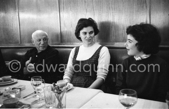 Lunch at the restaurant Blue Bar in Cannes. Pablo Picasso, Lucia Bosè, Catherine Hutin. Cannes 1959. - Photo by Edward Quinn