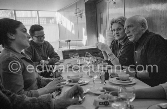 Lunch at the restaurant Blue Bar in Cannes. Pablo Picasso, Jacqueline, Louise Leiris, Pierre Baudouin. Cannes 1959. - Photo by Edward Quinn