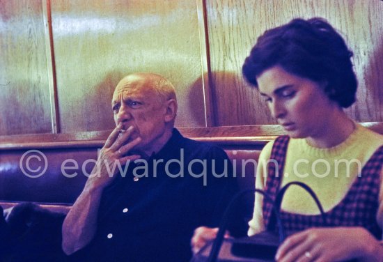 Lunch at the restaurant Blue Bar in Cannes. Pablo Picasso, Lucia Bosè. Cannes 1959. - Photo by Edward Quinn