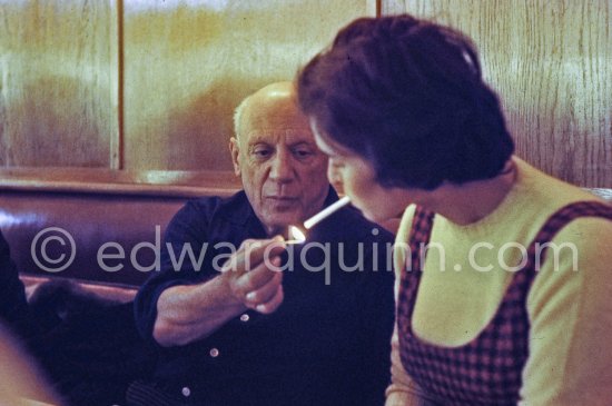 Lunch at the restaurant Blue Bar in Cannes. Pablo Picasso, Lucia Bosè. Cannes 1959. - Photo by Edward Quinn