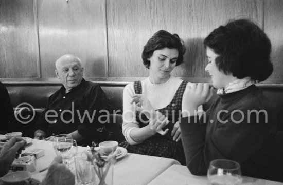 Lunch at the restaurant Blue Bar in Cannes. Pablo Picasso, Lucia Bosè, Catherine Hutin. Cannes 1959. - Photo by Edward Quinn