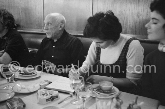 Lunch at the restaurant Blue Bar in Cannes. Pablo Picasso, Lucia Bosè, Catherine Hutin. Cannes 1959. - Photo by Edward Quinn