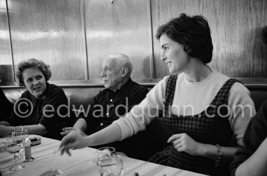 Lunch at the restaurant Blue Bar in Cannes. Pablo Picasso, Lucia Bosè, Louise Leiris. Cannes 1959. - Photo by Edward Quinn