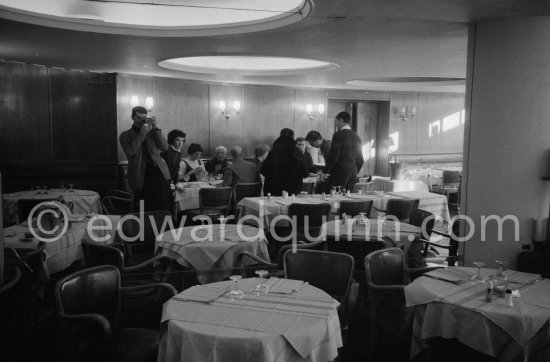 Lunch at the restaurant Blue Bar in Cannes. In the mirror, from left: Edward Quinn, Catherine Hutin, Lucia Bosè, Pablo Picasso, Michel Leiris, Louise Leiris, Jacqueline, Paulo Picasso, Pierre Baudouin, Luis Miguel Dominguin. Cannes 1959. - Photo by Edward Quinn