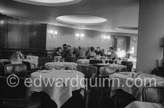 Lunch at the restaurant Blue Bar in Cannes. In the mirror, from left: Catherine Hutin, Edward Quinn, Lucia Bosè, Pablo Picasso, Michel Leiris, Louise Leiris, Jacqueline, Paulo Picasso, Pierre Baudouin. Cannes 1959. - Photo by Edward Quinn