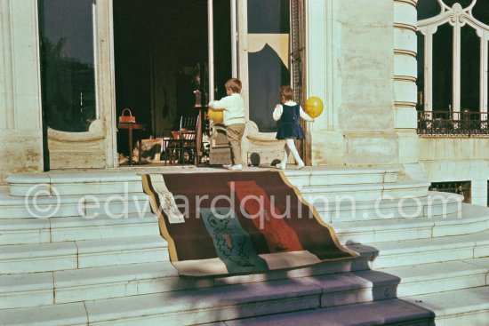 The children of Luis Miguel Dominguin with tapestry "Les clowns à la lune bleue". La Californie, Cannes 1959. - Photo by Edward Quinn