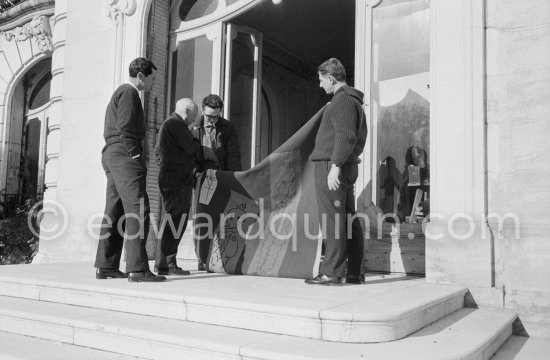 Pablo Picasso discussing with the expert Pierre Baudouin the project for a tapestry designed by him. Luis Miguel Dominguin and at right Paulo Picasso. La Californie, Cannes 1959. - Photo by Edward Quinn