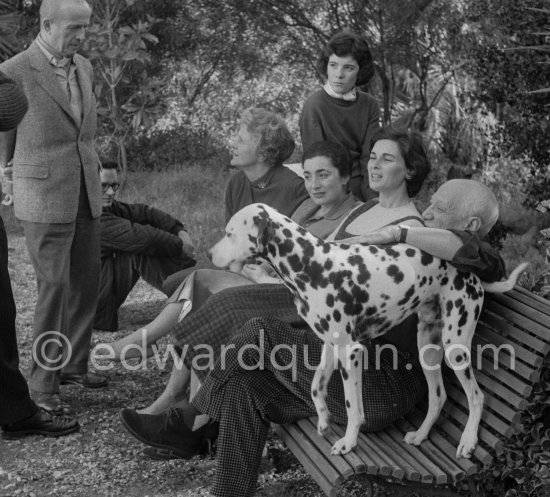 Pablo Picasso, Jacqueline, Catherine Hutin, Paulo Picasso, Luis Miguel Dominguin, Lucia Bosè, Louise Leiris, Michel Leiris, Pierre Baudouin. La Californie, Cannes 1959. - Photo by Edward Quinn