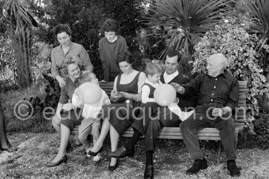 Pablo Picasso, Jacqueline, Catherine Hutin, Paulo Picasso, Luis Miguel Dominguin, Lucia Bosè and children, Louise Leiris, Michel Leiris, Pierre Baudouin. Cannes 1959. - Photo by Edward Quinn