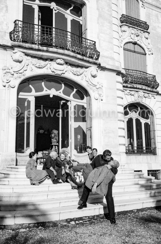 Jacqueline, Pablo Picasso, Louise Leiris, Luis Miguel Dominguin his wife Lucia Bosè, Paulo Picasso acting with Michel Leiris. Cannes 1959. - Photo by Edward Quinn