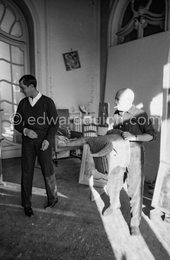 Pablo Picasso with a Spanish wicker mask of a bull, originally intended for bullfighters\' training, takes a lesson in bull fighting from an expert, the matador Luis-Miguel Dominguin. La Californie, Cannes 1959. - Photo by Edward Quinn