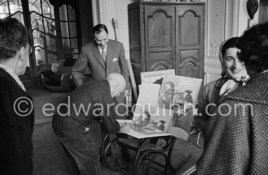 Picasso, André Weill, publisher of some deluxe editions of Picasso's work and Jacqueline. La Californie, Cannes 1959. - Photo by Edward Quinn