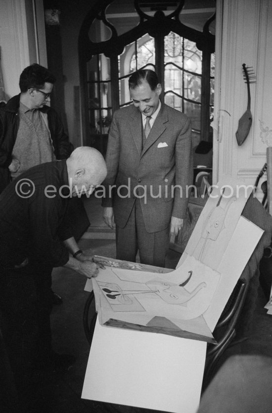 Pablo Picasso signing. André Weill, publisher of some deluxe editions of Pablo Picasso's work, and Pierre Baudouin. La Californie, Cannes 1959. - Photo by Edward Quinn
