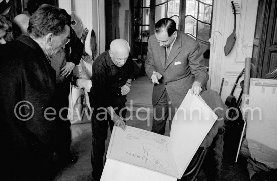 Pablo Picasso, unknown person and André Weill, publisher of some deluxe editions of Pablo Picasso\'s work. La Californie, Cannes 1959. - Photo by Edward Quinn