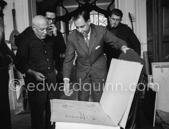 Pablo Picasso, André Weill, publisher of some deluxe editions of Pablo Picasso's work, and Paulo Picasso. La Californie, Cannes 1959. - Photo by Edward Quinn