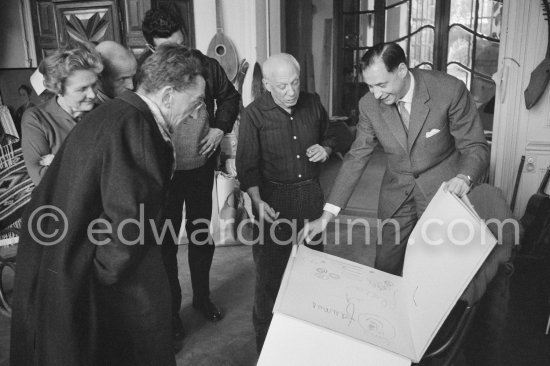 Pablo Picasso and André Weill, publisher of some deluxe editions of Pablo Picasso\'s work, Michel Leiris, his wife Louise Leiris, owner with Daniel-Henry Kahnweiler of the Leiris Gallery Paris, partly hidden Pierre Baudouin and an unknown person (printer?). La Californie, Cannes 1959. - Photo by Edward Quinn