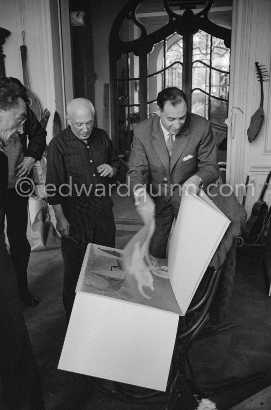 Pablo Picasso, André Weill, publisher of some deluxe editions of Pablo Picasso\'s work. La Californie, Cannes 1959. - Photo by Edward Quinn