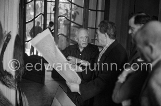 Pablo Picasso and an unknown person. La Californie, Cannes 1959. - Photo by Edward Quinn