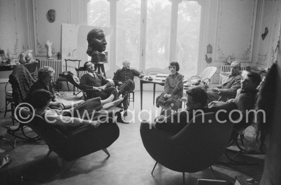 Lucia Bosè, Louise Leiris, Luis Miguel Dominguin, Picasso, Catherine Hutin, Pierre Baudouin, Michel Leiris, Jacqueline. La Californie, Cannes 1959. - Photo by Edward Quinn