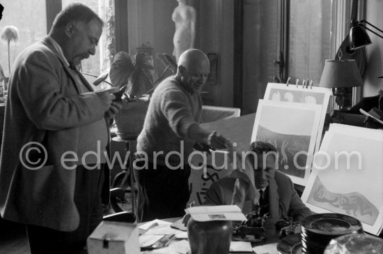 Pablo Picasso with not yet identified persons. La Californie, Cannes 1959. - Photo by Edward Quinn