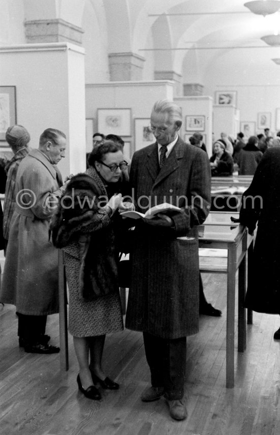 Visitors (the two must be well known, see also Pic520006 and Pic520007) at the exhibition "Pablo Picasso. Oeuvre gravé. Galerie des Ponchettes, Nice, 1.1960-3.1960." - Photo by Edward Quinn