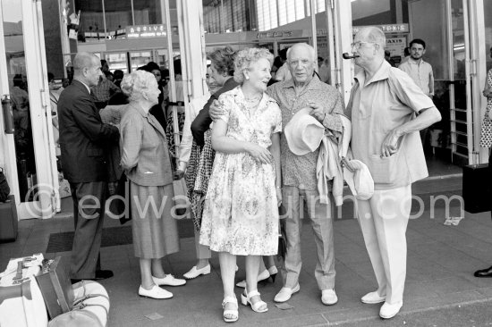 Jacqueline and Pablo Picasso pick up friends. From left to right Michel Leiris, Jeanne Godon, Jacqueline (hidden) conversant avec Louise Leiris, Béro Lascaux, Pablo Picasso, Elie Lascaux. Nice Airport 1960. - Photo by Edward Quinn