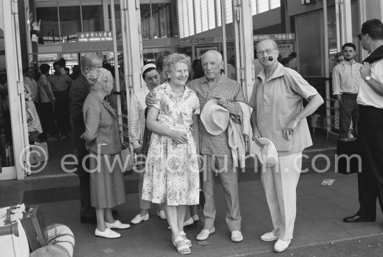 Jacqueline and Pablo Picasso pick up friends. From left to right Michel Leiris, Jeanne Godon, Jacqueline, Béro Lascaux, Pablo Picasso, Elie Lascaux. Nice Airport 1960. - Photo by Edward Quinn