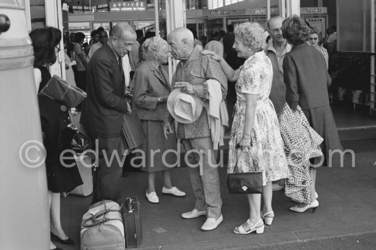 Jacqueline and Pablo Picasso pick up friends. From left to right Michel Leiris, Jeanne Godon, Pablo Picasso, Béro Lascaux, Louise Leiris, Elie Lascaux. Nice Airport 1960. - Photo by Edward Quinn