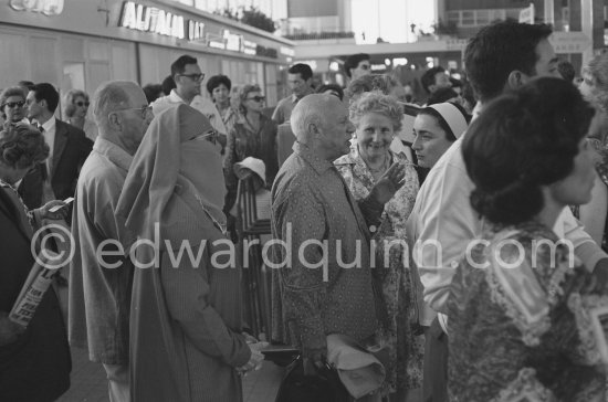 Jacqueline and Pablo Picasso pick up friends. Waiting for the luggage Pablo Picasso, Béro and Elie Lascaux, Jacqueline. Nice Airport 1960. - Photo by Edward Quinn