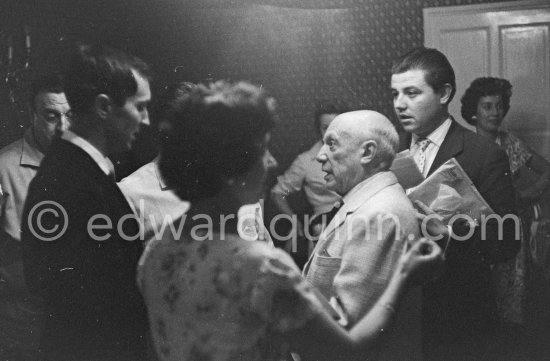 After the bullfight. Luis Miguel Dominguin and Pablo Picasso. Arles 1960. - Photo by Edward Quinn