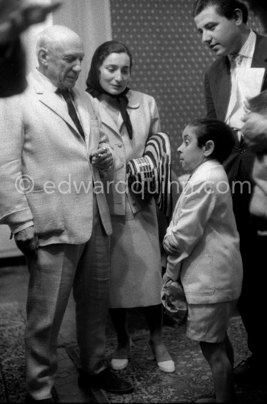 Pablo Picasso and Jacqueline with Dominguin\'s "mascot", gypsie dwarf Marcellino. Hotel Nord-Pinus. Arles 1960. - Photo by Edward Quinn