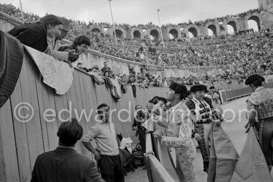 Luis Miguel Dominguin chatting with Pablo Picasso, Jacqueline and Catherine Hutin before the fight. Arles 1960. - Photo by Edward Quinn