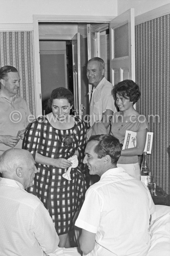 Pablo Picasso, Luis Miguel Dominguin, Jacqueline. After the bullfight. Arles 1960. - Photo by Edward Quinn