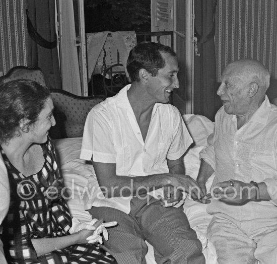 Pablo Picasso, Luis Miguel Dominguin, Jacqueline. After the bullfight, Arles 1960. - Photo by Edward Quinn