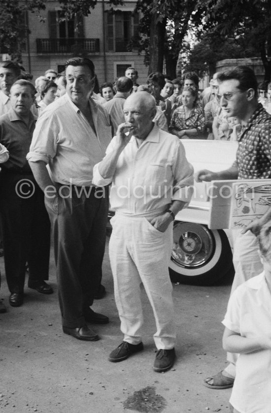 Pablo Picasso, a not yet identified acquaintance and photographer Lucien Clergue with his book "Poesie der Photographie (Cologne, 1960.)". After the bullfight, Arles 1960. - Photo by Edward Quinn