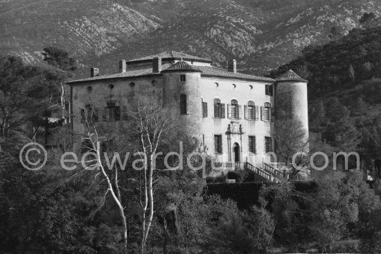 Château de Vauvenargues, where Pablo Picasso lived from 1959-62, in the foothills of Mont Sainte-Victoire, near Aix-en-Provence. A great square building dating from the sixteenth and eighteenth centuries, against a Provençal backdrop. Vauvenargues 1960. - Photo by Edward Quinn