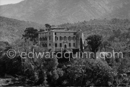 Château de Vauvenargues, where Pablo Picasso lived from 1959-62, in the foothills of Mont Sainte-Victoire, near Aix-en-Provence. A great square building dating from the sixteenth and eighteenth centuries, against a Provençal backdrop. Vauvenargues 1960. - Photo by Edward Quinn