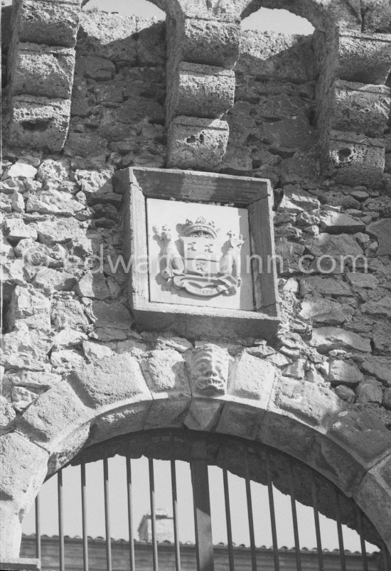 The Vauvenargues masonry coat of arms at the castle gate. As the family title traditionally goes to the owner of the property, when Pablo Picasso bought the castle he could claim to Marquis de Vauvenargues. Vauvenargues 1960. - Photo by Edward Quinn