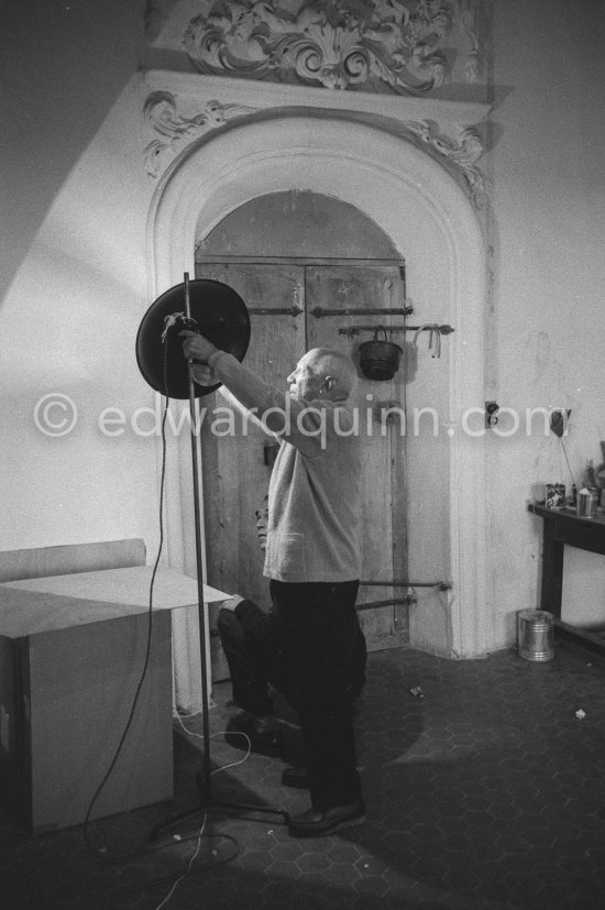 Pablo Picasso and partly hidden David Douglas Duncan at Château de Vauvenargues 1960. - Photo by Edward Quinn