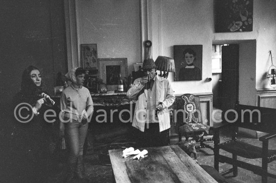 Jacqueline, Catherine Hutin, Pablo Picasso. Vauvenargues 1960. - Photo by Edward Quinn