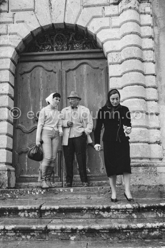Pablo Picasso, Jacqueline and Catherine Hutin. Château de Vauvenargues, where Pablo Picasso lived from 1959-62, Vauvenargues 1960. - Photo by Edward Quinn